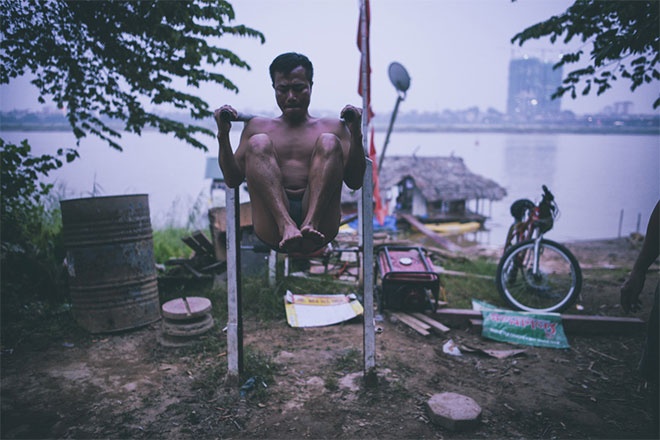 Nhu cầu tập luyện thể hình của người dân không chỉ tập trung tại nội đô. Đi qua bên kia sông Hồng, nằm ở chân đê cũng có những người đang phát triển cơ bắp.