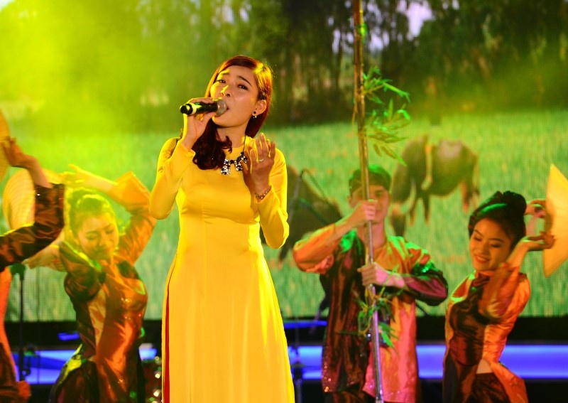 Thí sinh Xuân Hòa đến, từ Đại học Sư Phạm Hà Nội 2, thể hiện rất thành công ca khúc Quê Hương.