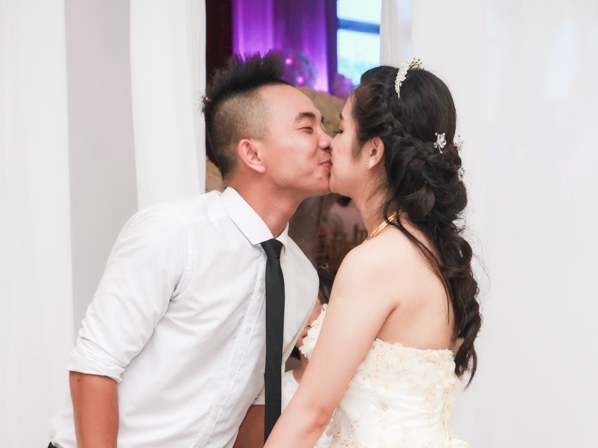 Khong gian tiec cuoi cua Phuc Bo va ban gai hot girl hinh anh