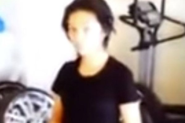 Hình ảnh Izabel bị cắt tóc trong clip.