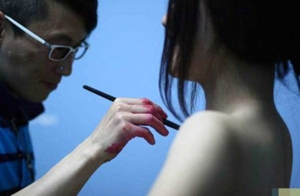 Vẽ mẫu body-painting ở Trung Quốc.