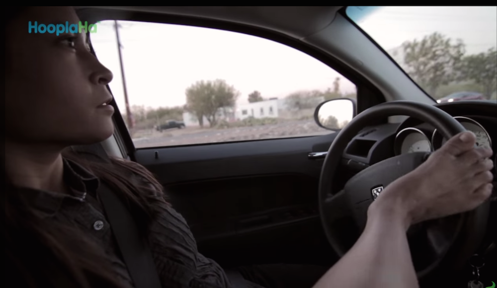 Clip nu phi cong tu chai toc, trang diem hinh anh