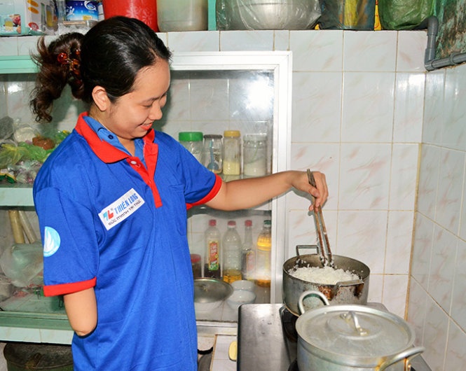 Chị Hoàng Hải Vân nấu ăn cho thí sinh ở lại nhà trong kỳ thi.