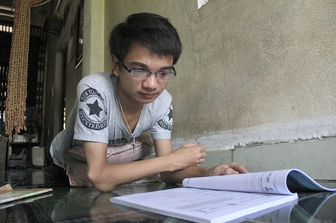 Nuc long voi cau hoc sinh xuong thuy tinh hinh anh