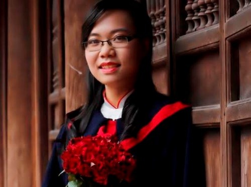 Nu thu khoa dam me 'do may, dem gio' hinh anh