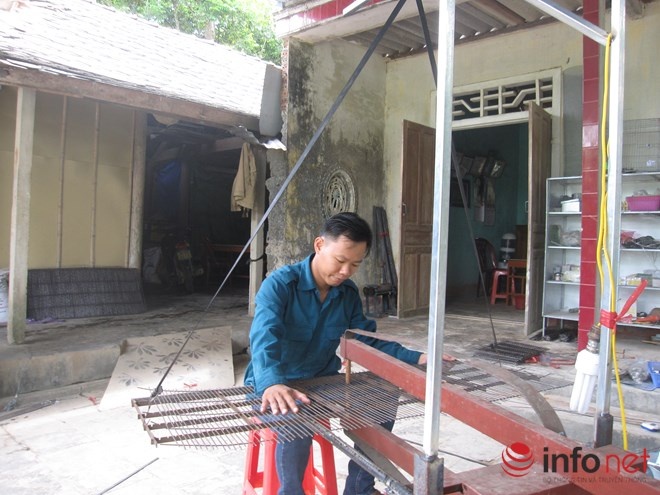 Kiêm sản xuất chuồng thỏ bằng máy hàn điểm tự chế.