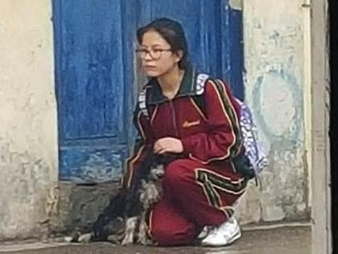 Nu sinh che mua cho cho bat ngo noi tieng hinh anh