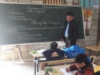 Gap go nguoi thay dung ca tuoi thanh xuan de day chu cho tre vung cao hinh anh