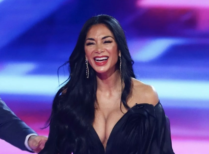 Thanh vien The Pussycat Dolls bi nem da khi dien vay xe sau, lo nguc hinh anh