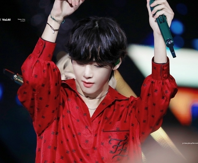 My nam BTS mac vay do gia hon 2.000 USD len san khau hinh anh