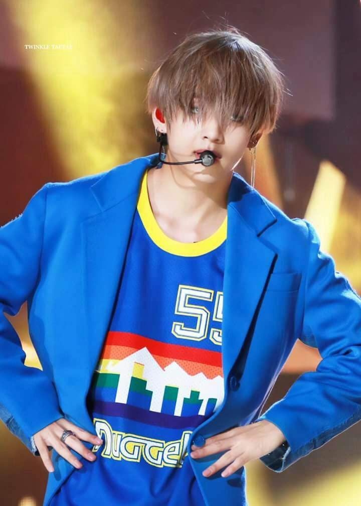 thời trang sân khấu của V ảnh 2 thoi trang san khau cua V anh 2