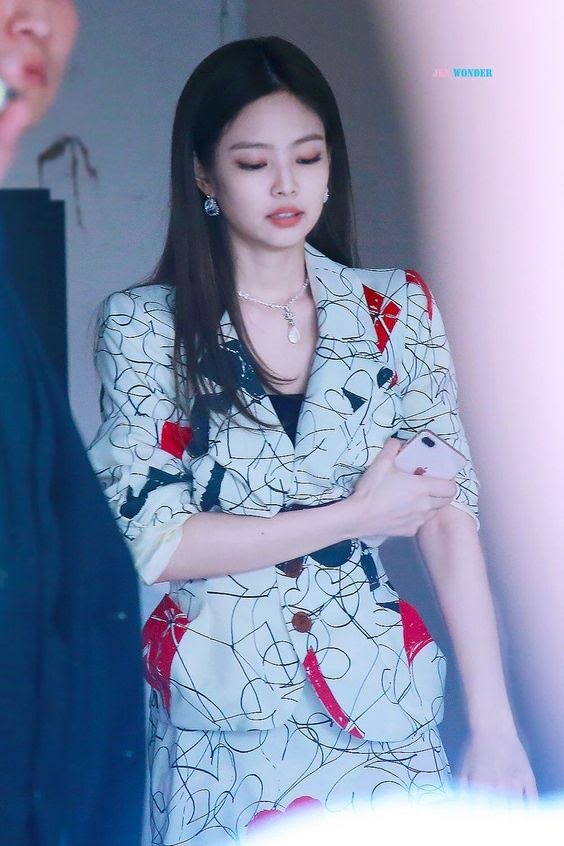jennie mac suit nhu giam doc anh 10