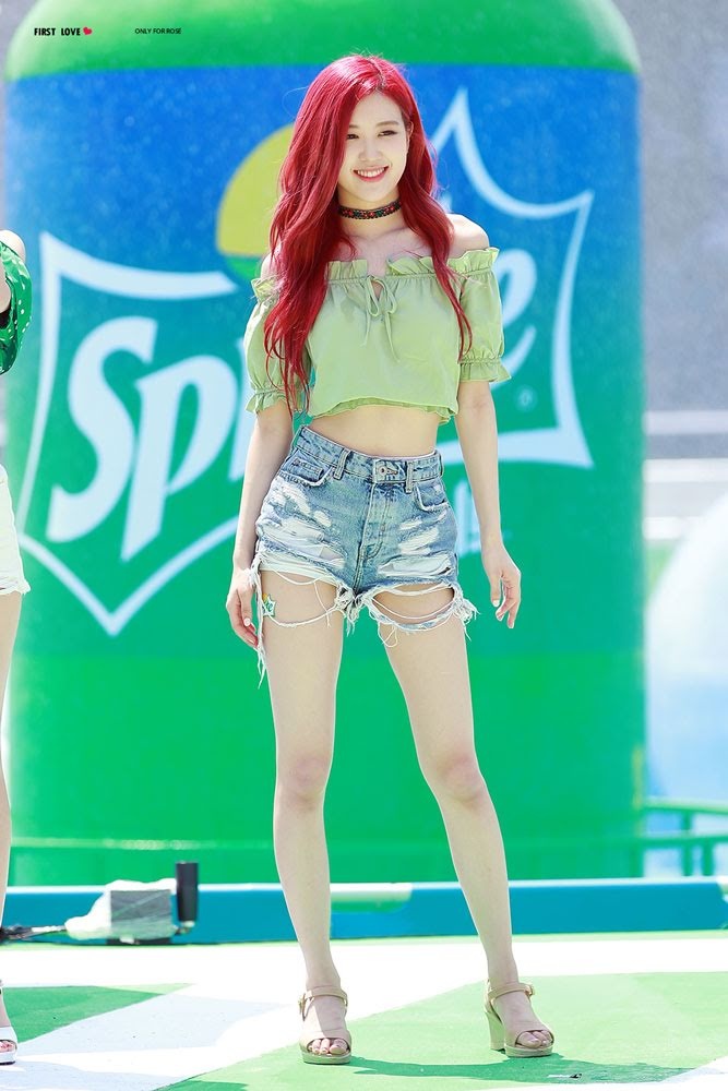 rose dien do khoe chan dai anh 2