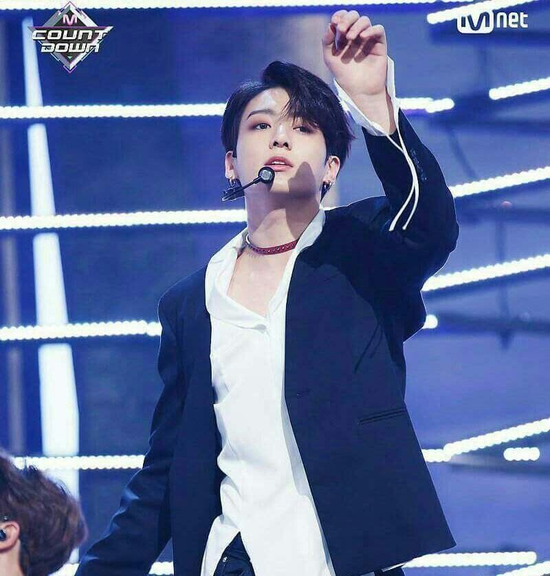 Jungkook deo choker anh 7