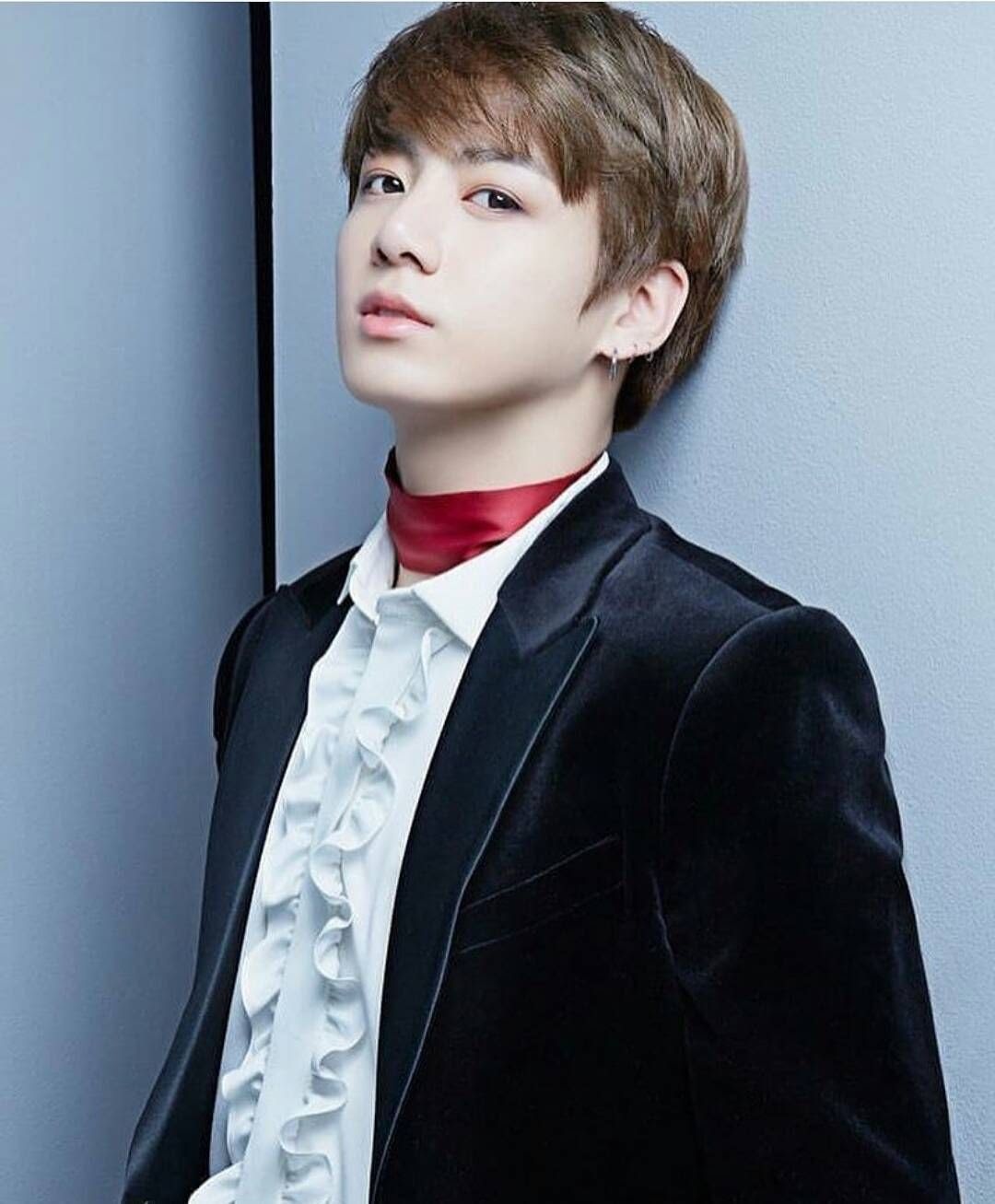 Jungkook deo choker anh 8