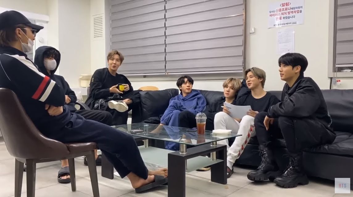 jin mac khac nhom bts anh 1