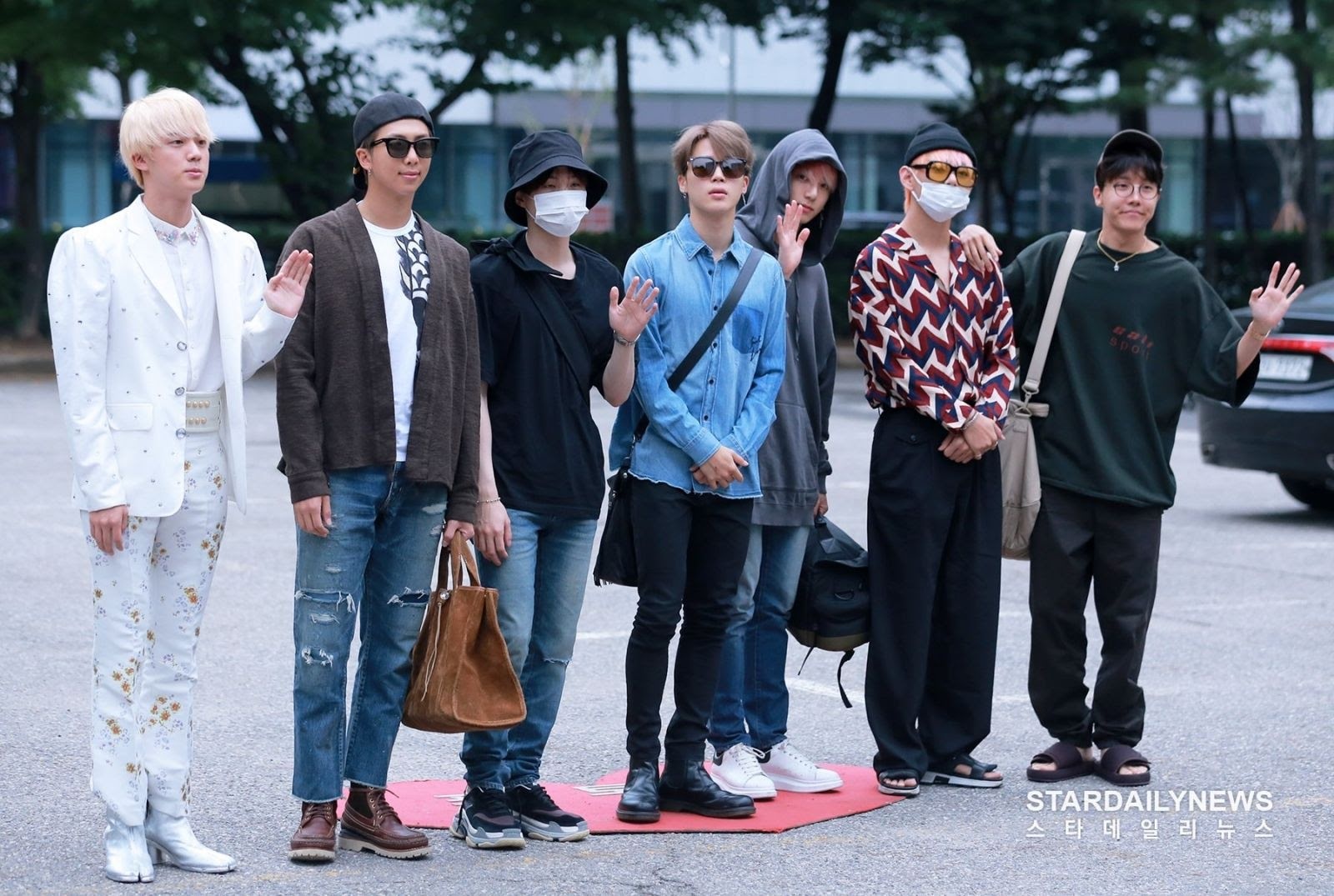 jin mac khac nhom bts anh 2