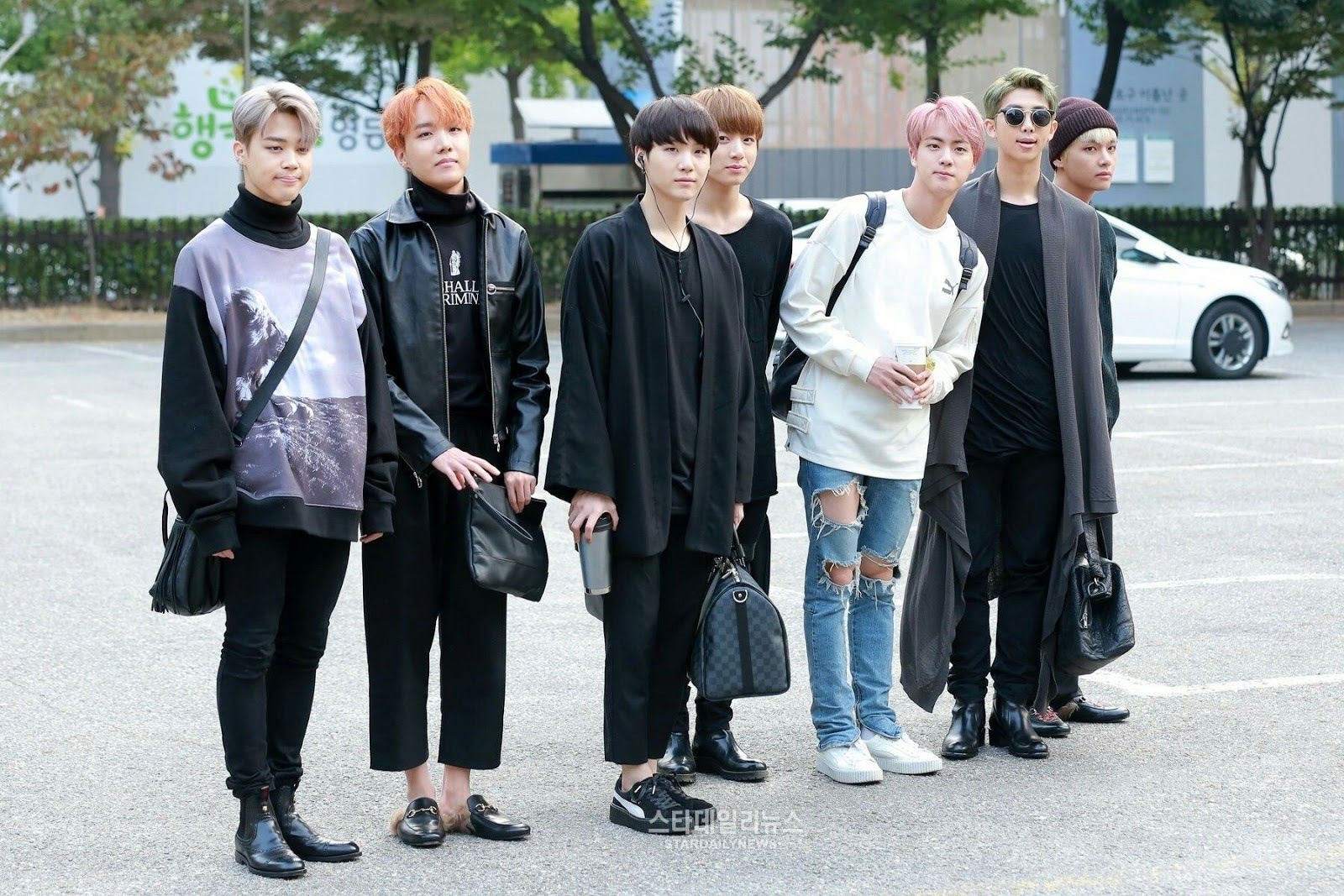 jin mac khac nhom bts anh 4