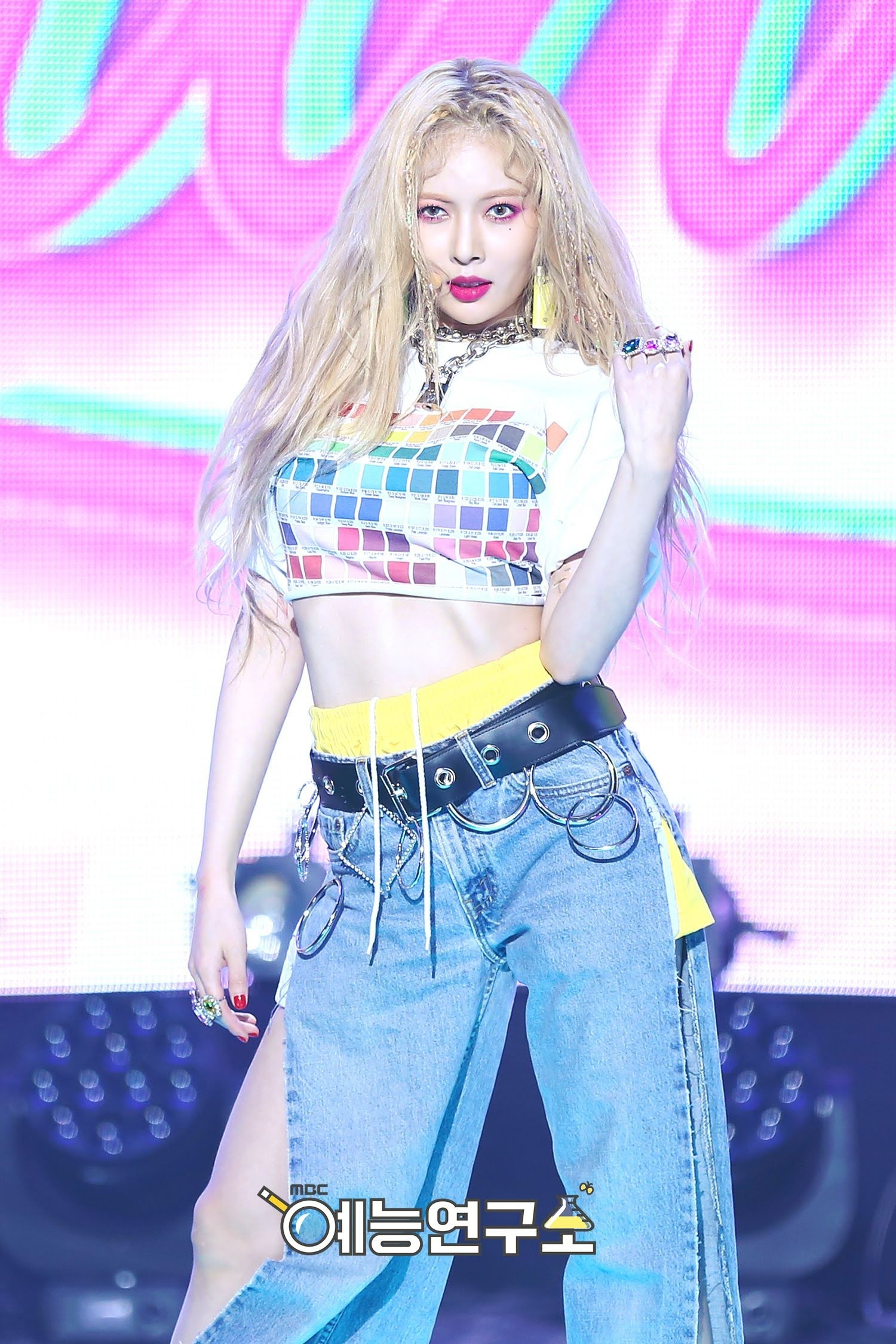 hyuna mac ao crop top anh 7