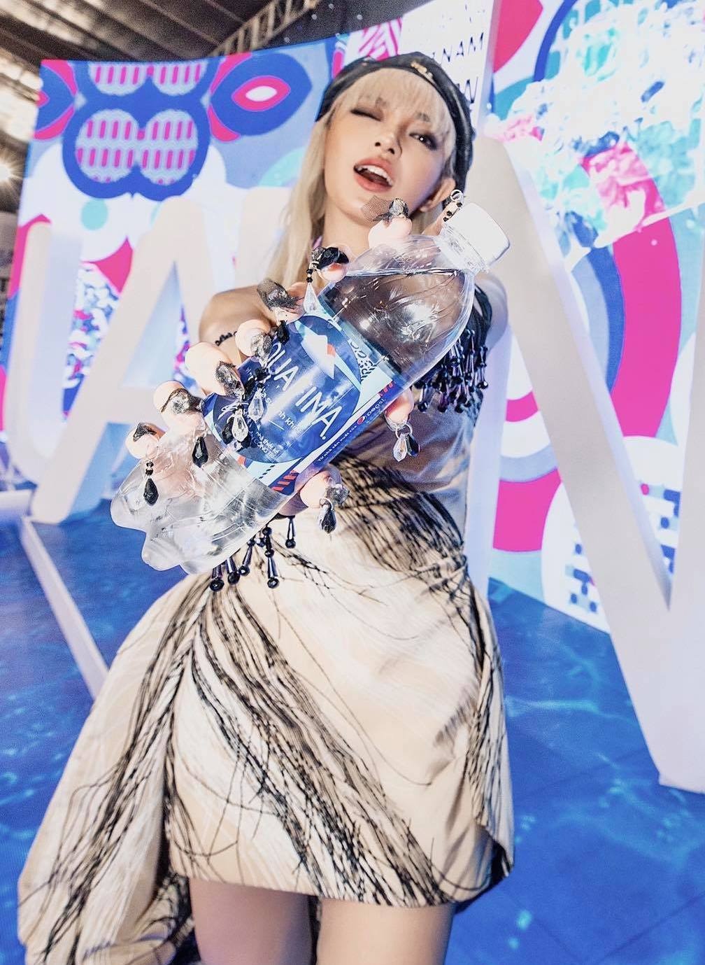 Aquafina Tuan le Thoi trang Quoc te Viet Nam 2020 anh 4