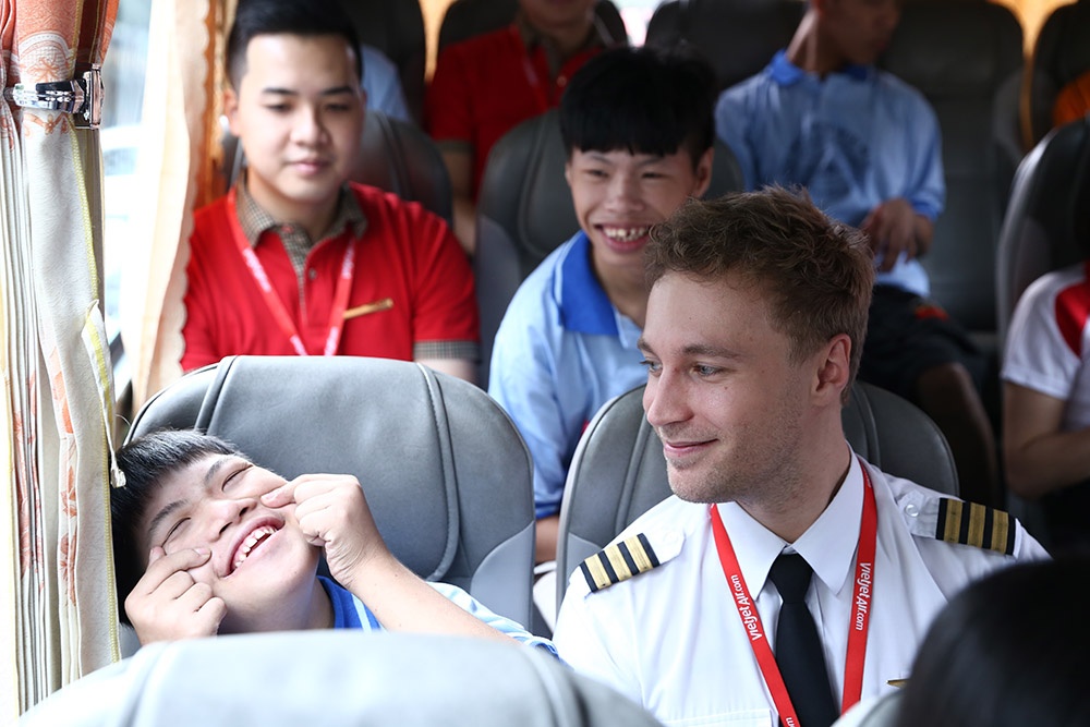 Tre mo coi, khuyet tat ron rang don xuan cung Vietjet hinh anh