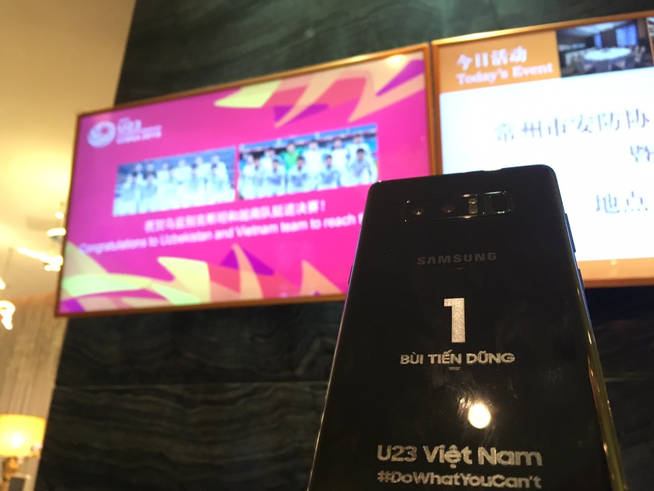 Samsung tang moi cau thu mot chiec Note 8 voi ten khac tren than may hinh anh