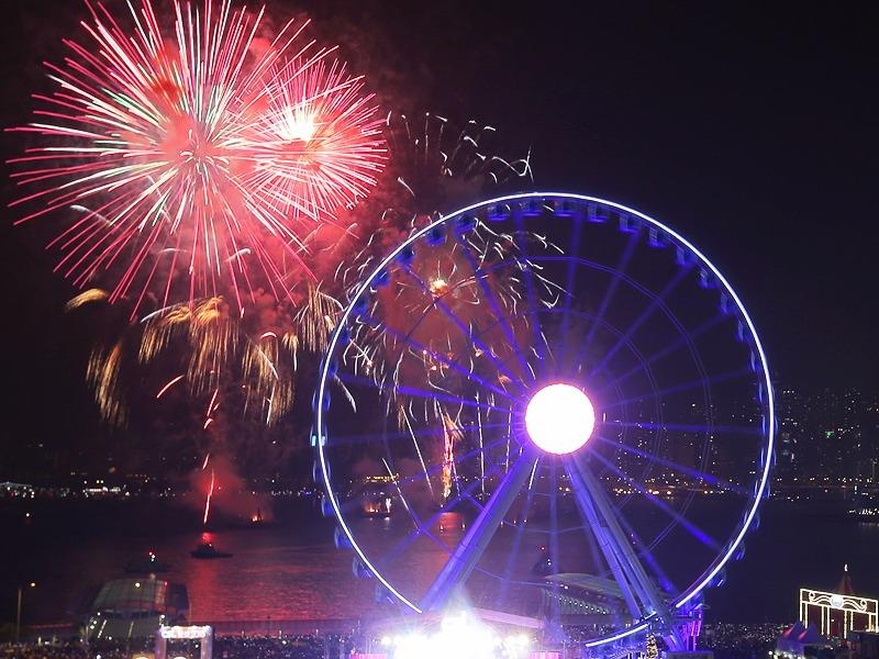 Phao hoa don nam 2017 tai cang Victoria, Hong Kong hinh anh