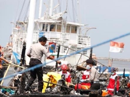 Chay tau du lich o Indonesia, 23 nguoi chet hinh anh
