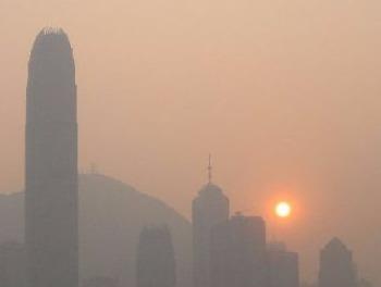 Gio mua dong bac dem khoi bui tu Trung Quoc sang Hong Kong hinh anh