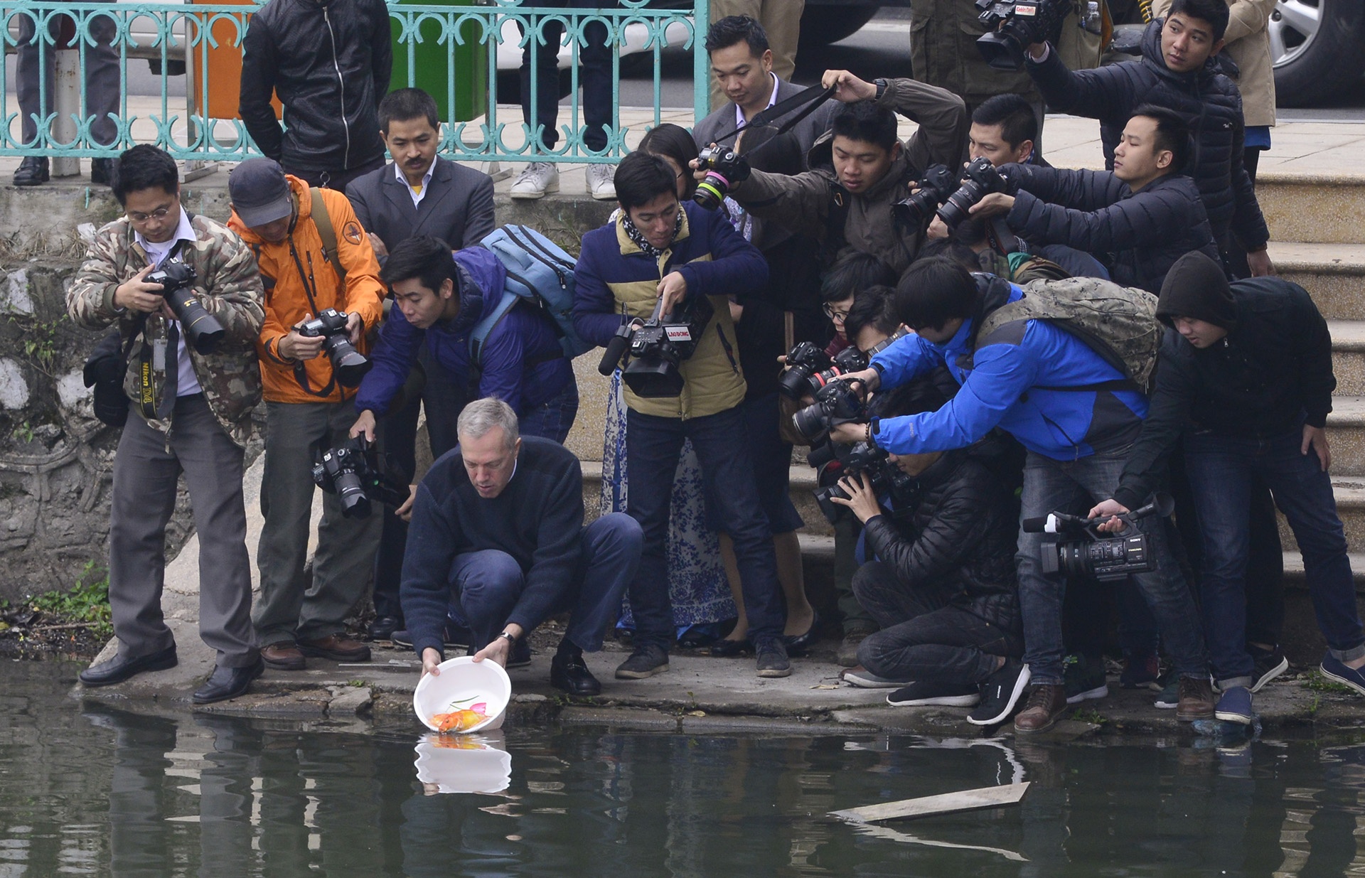 Dai su My tha ca chep Tet Dinh Dau hinh anh