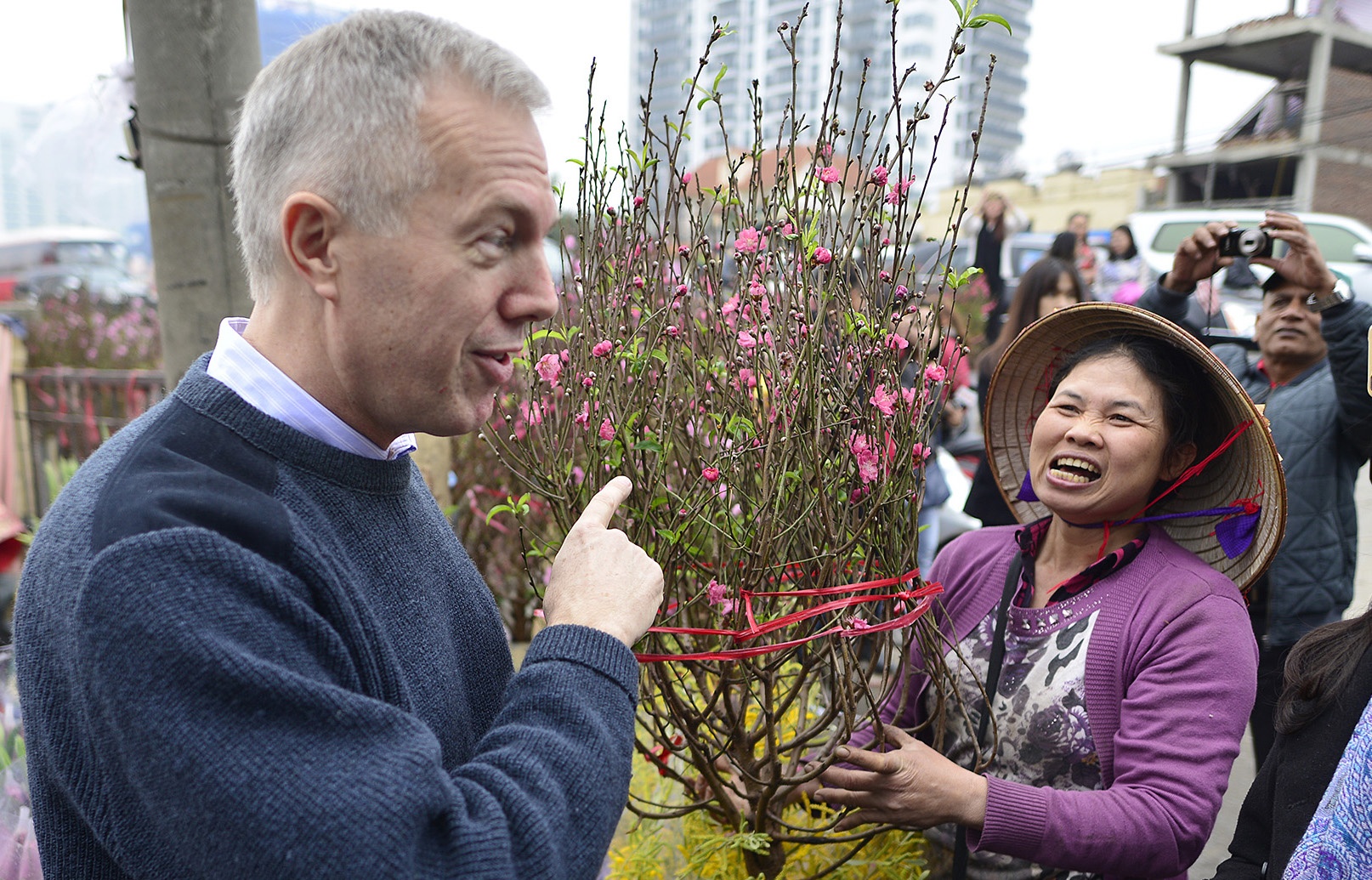 đại sứ Mỹ thả cá chép ảnh 6 dai su My tha ca chep anh 6