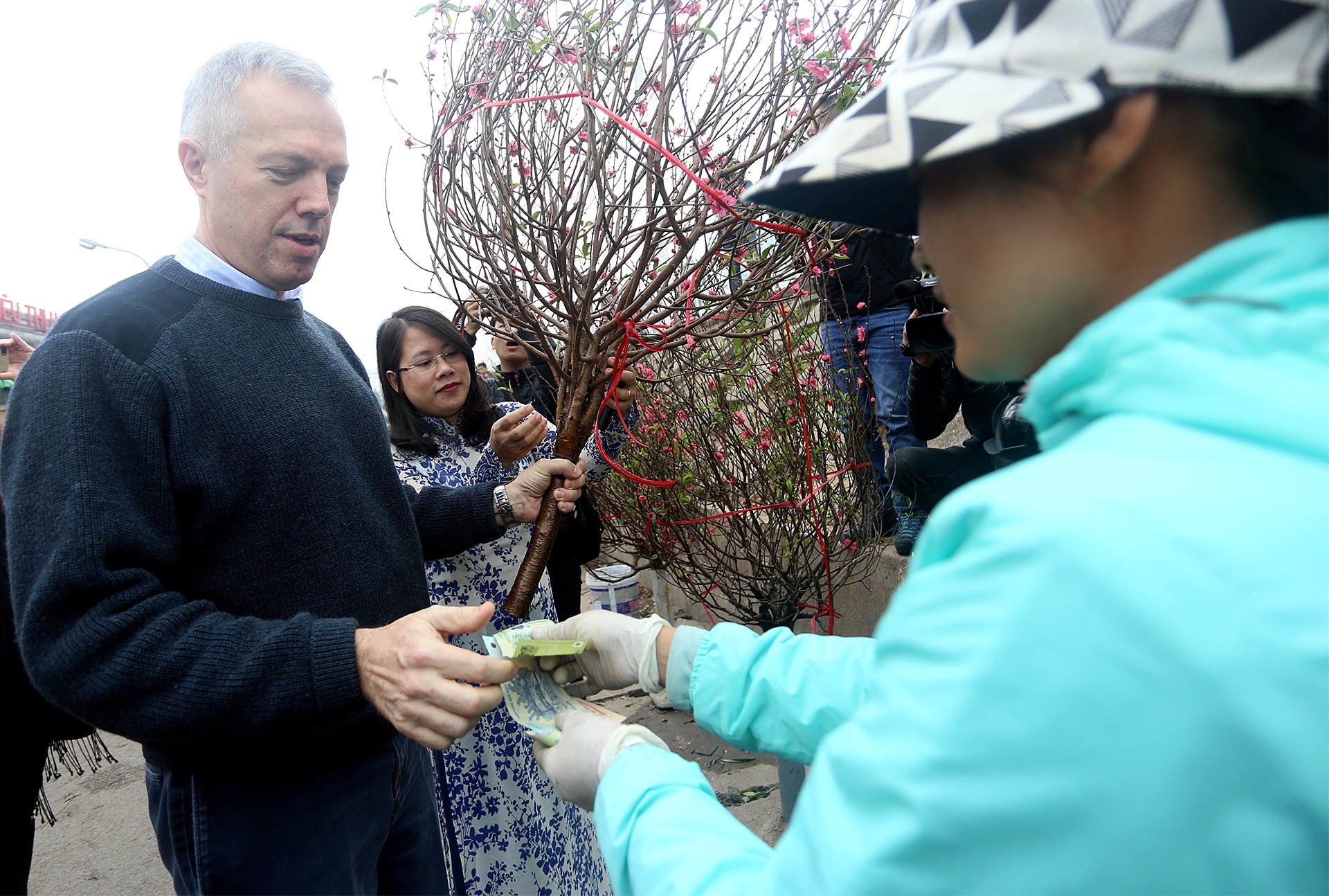 đại sứ Mỹ thả cá chép ảnh 7 dai su My tha ca chep anh 7