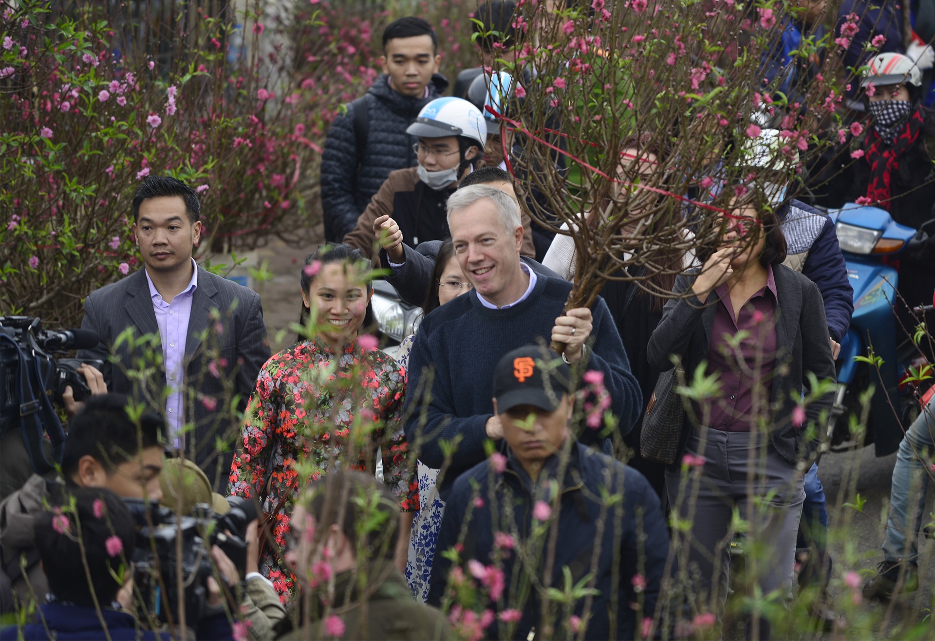 đại sứ Mỹ thả cá chép ảnh 5 dai su My tha ca chep anh 5