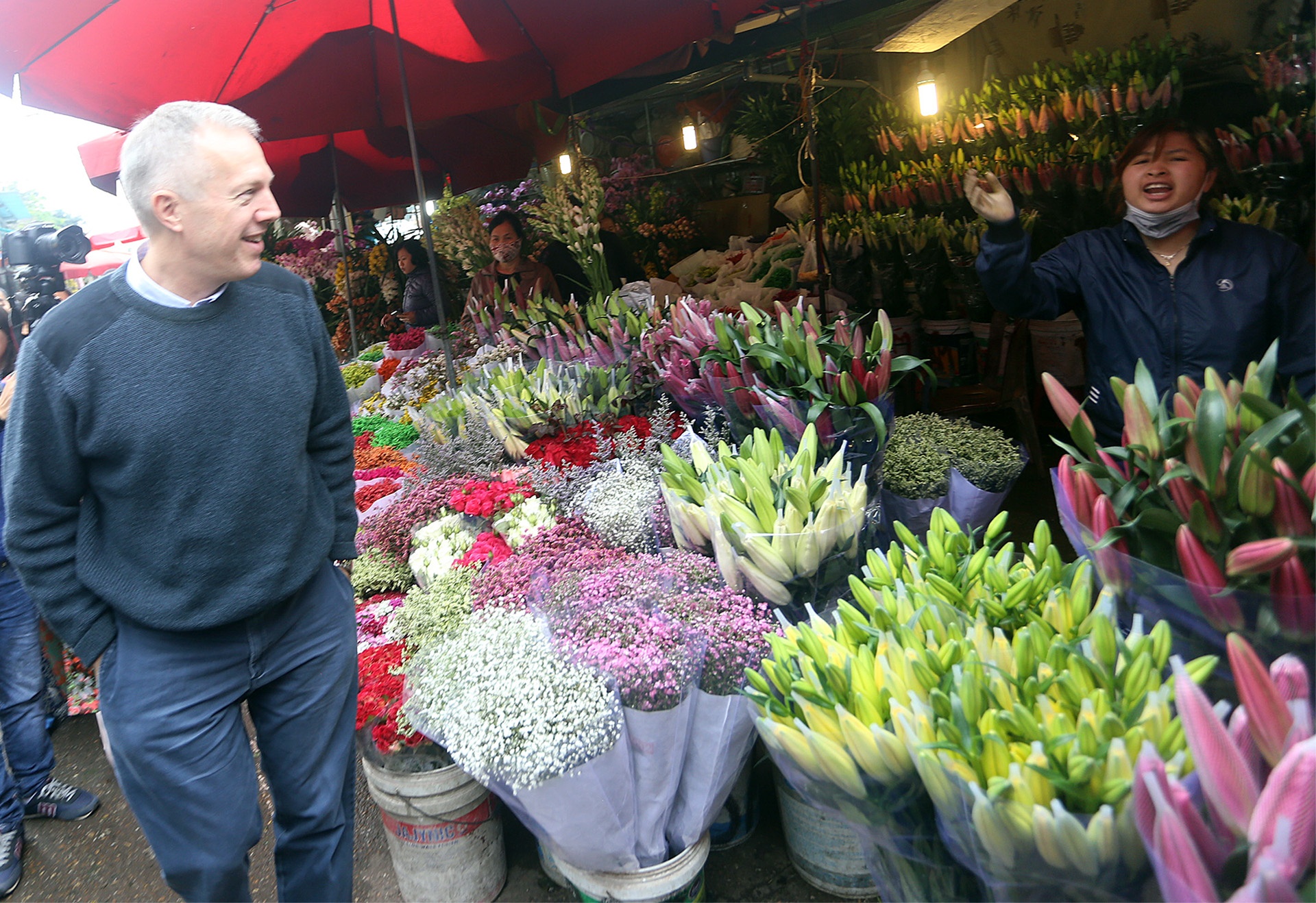 đại sứ Mỹ thả cá chép ảnh 3 dai su My tha ca chep anh 3