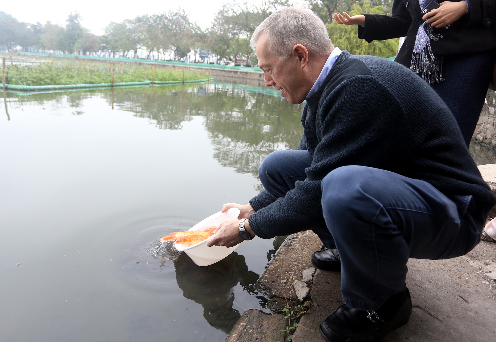 đại sứ Mỹ thả cá chép ảnh 2 dai su My tha ca chep anh 2