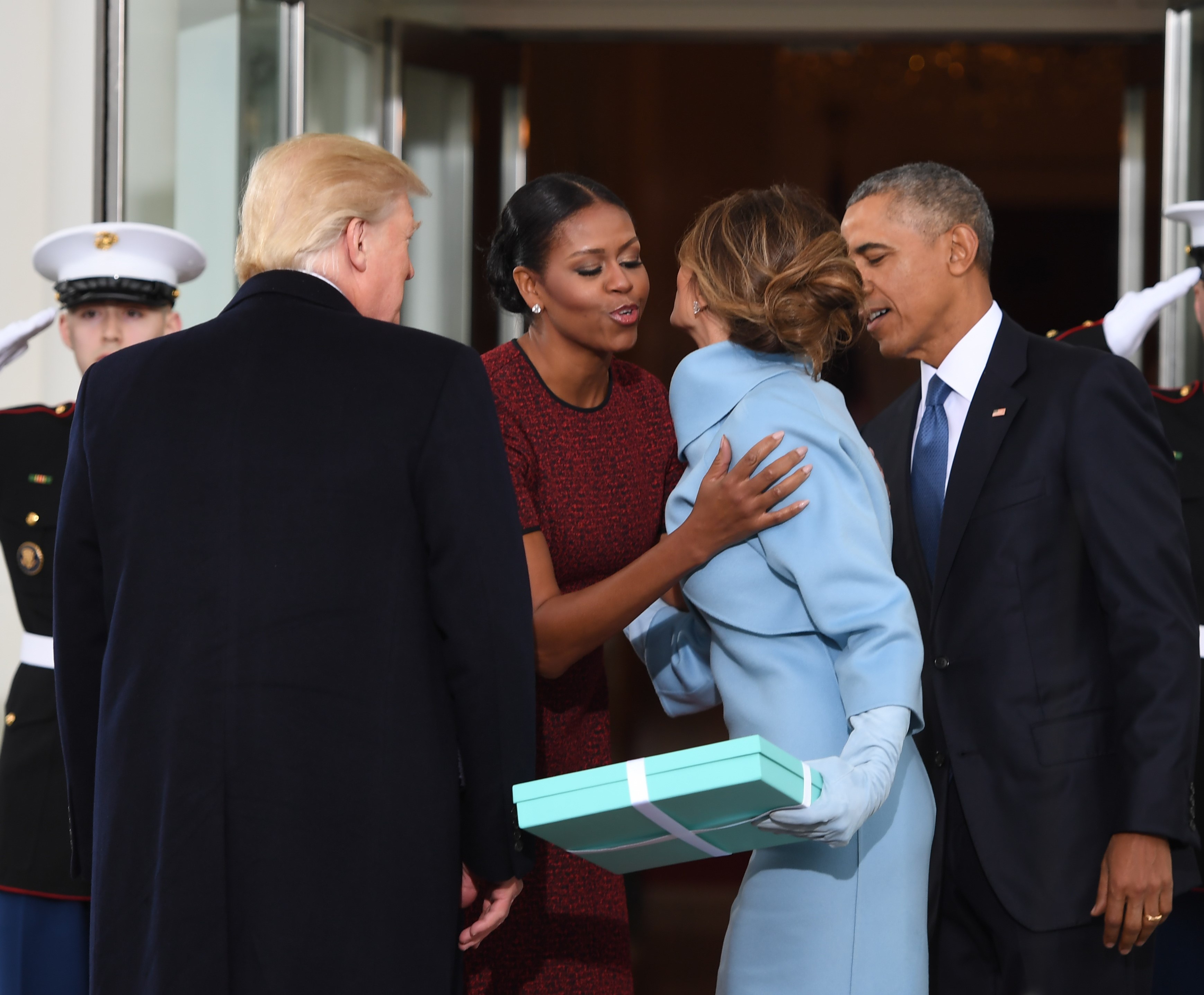 De nhat phu nhan Melania Trump tang gi cho nha Obama? hinh anh