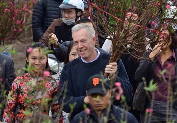 Dai su My di cho hoa, tu tra gia canh dao Tet hinh anh