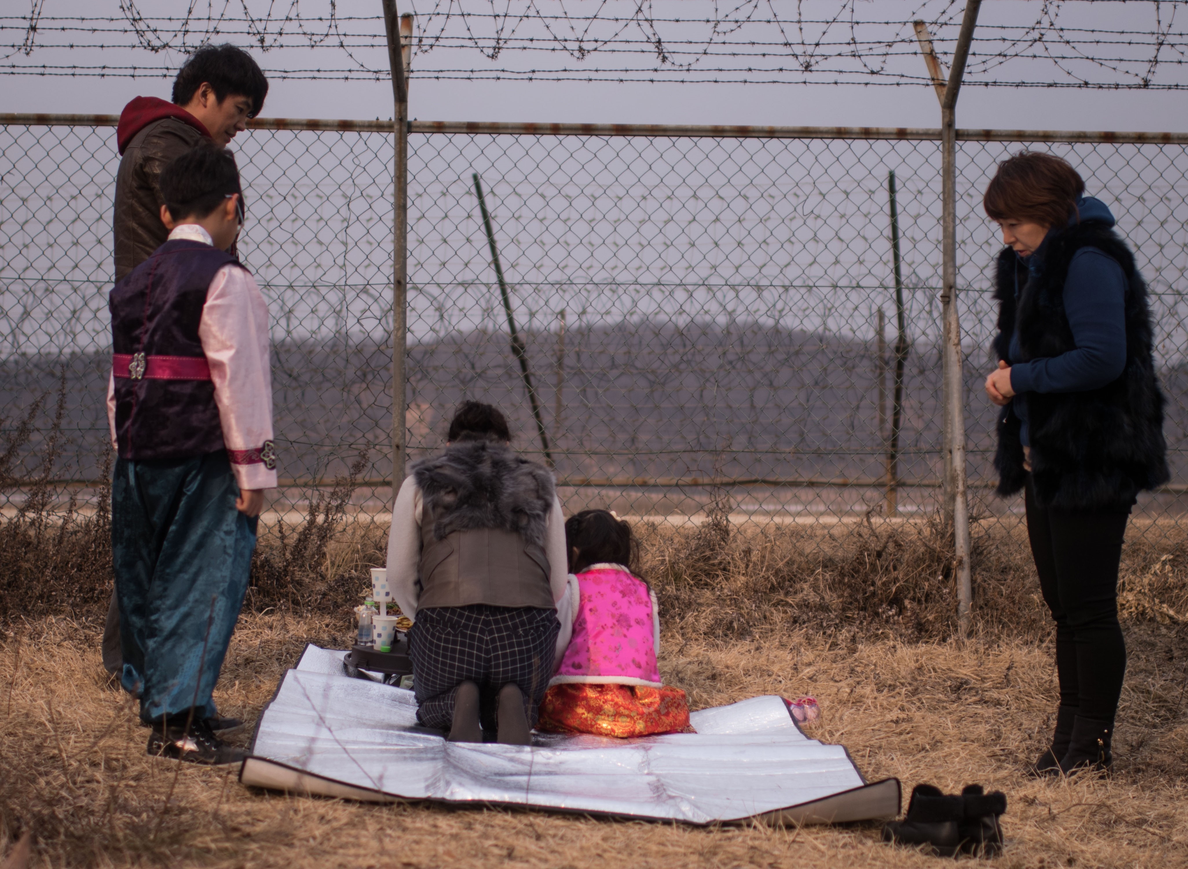 Nguoi Han Quoc tuong nho to tien qua hang rao chia cat hinh anh