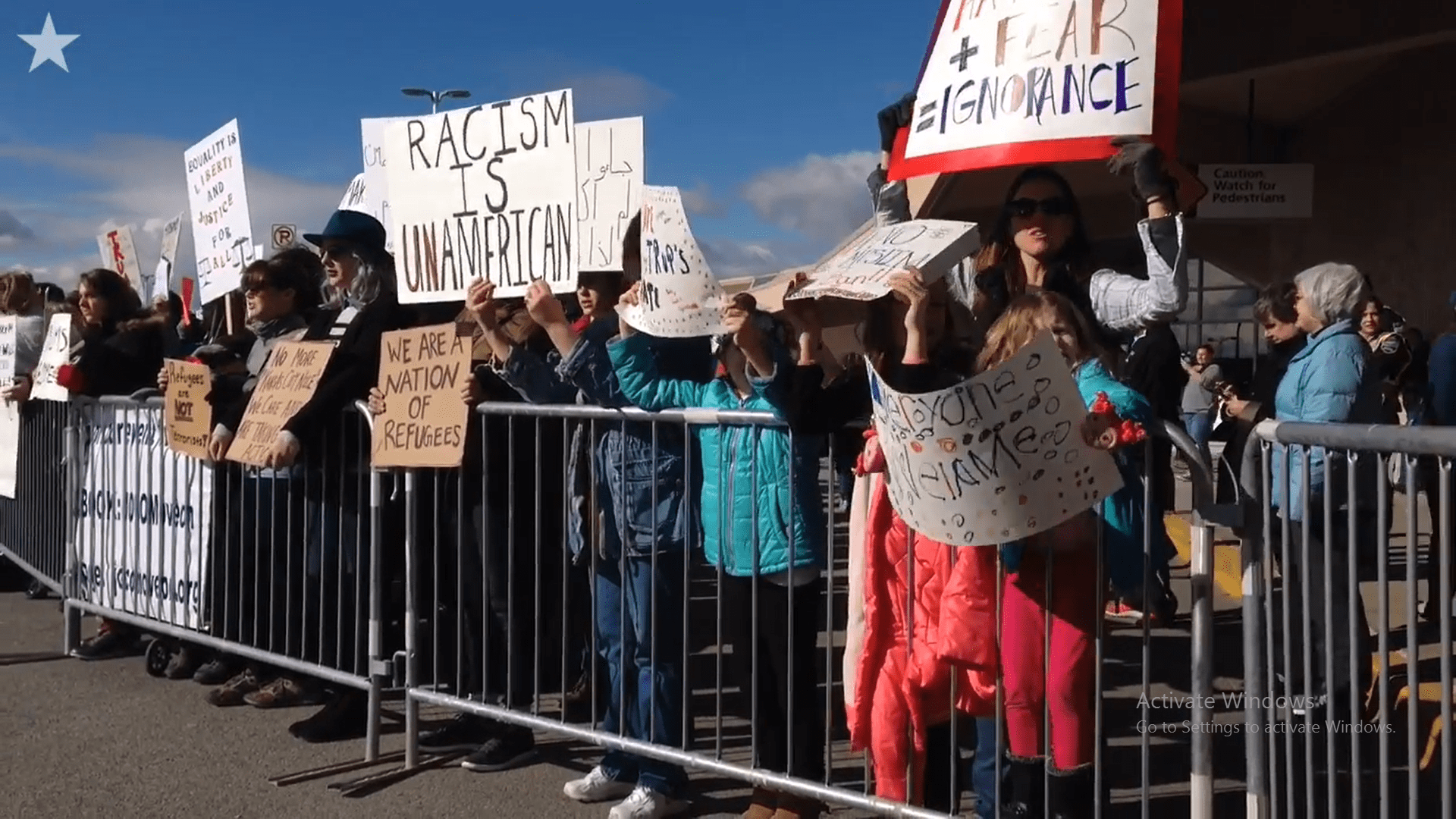 Bieu tinh lan rong o My chong lenh cam nhap cu hinh anh