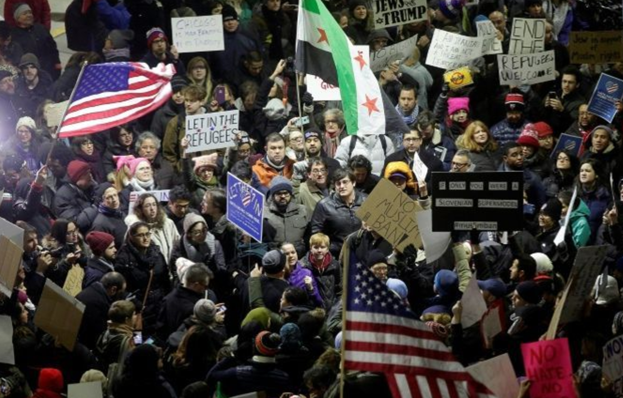 Bieu tinh chong lenh cam nhap cu buoc sang ngay thu 2 tai My hinh anh