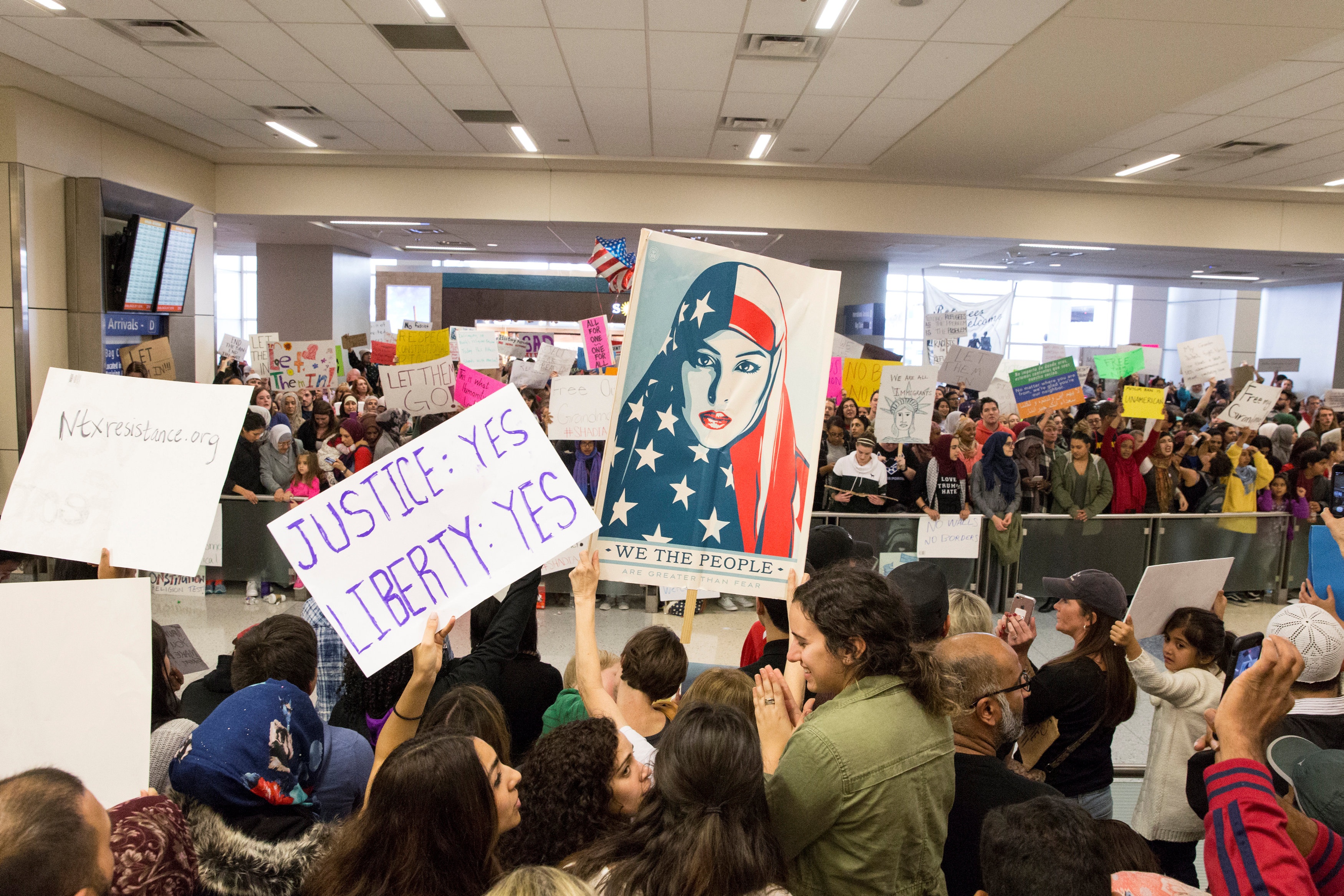 bieu tinh chong Trump anh 14