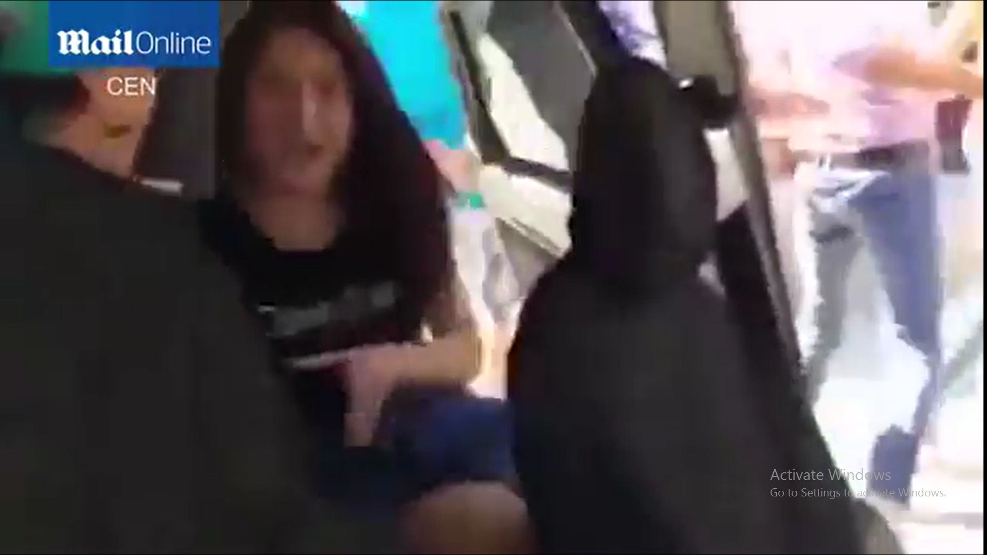 Co gai gao khoc khi tro thanh doi tuong cua tuc 'bat vo' hinh anh