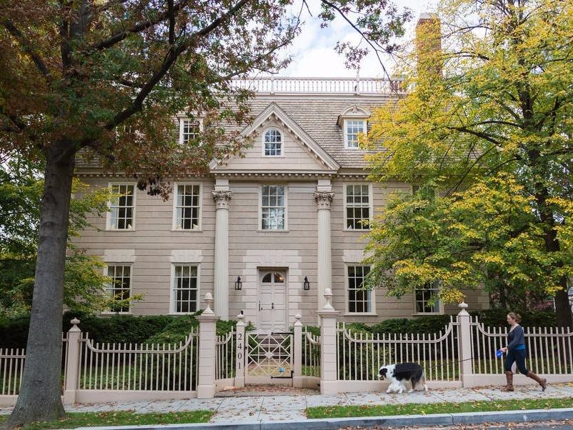 Toan canh noi nha Obama lam hang xom voi con gai ong Trump hinh anh