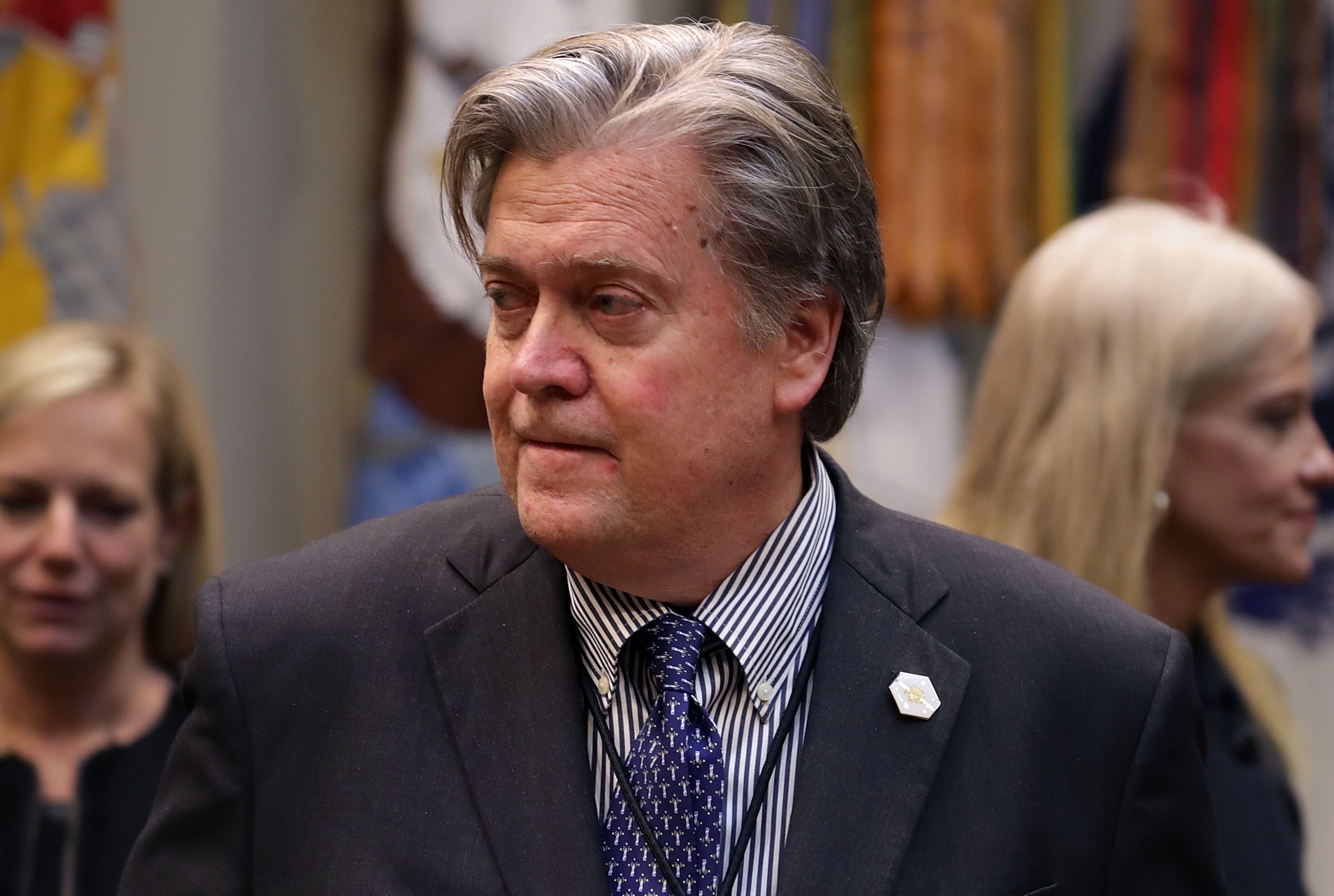 Co van Trump muon quan chuc My doc sach ve chien tranh VN hinh anh