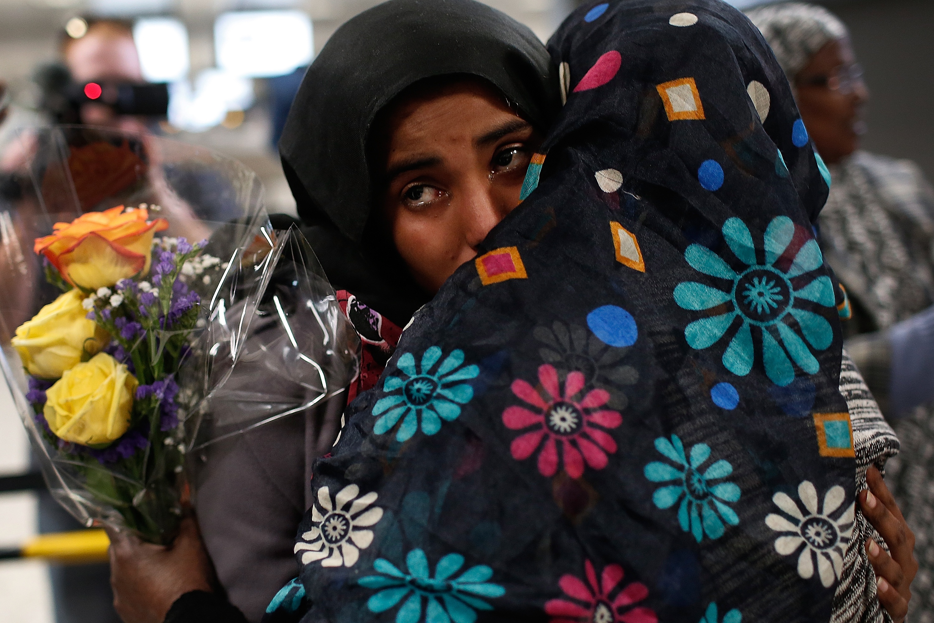 Nu cuoi, nuoc mat doan tu trong cuoc 'chay nuoc rut' toi My hinh anh