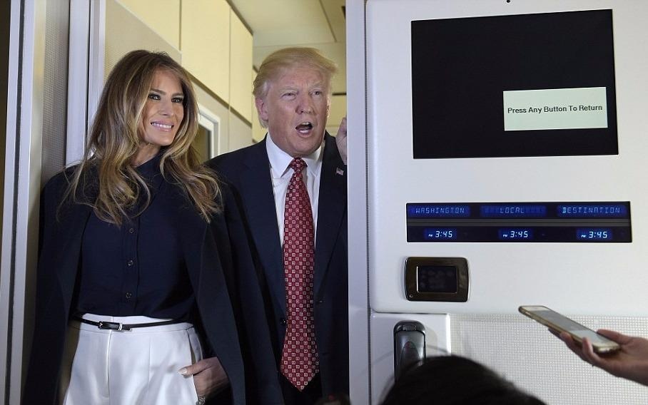 Vo chong ong Trump tren Air Force One hinh anh