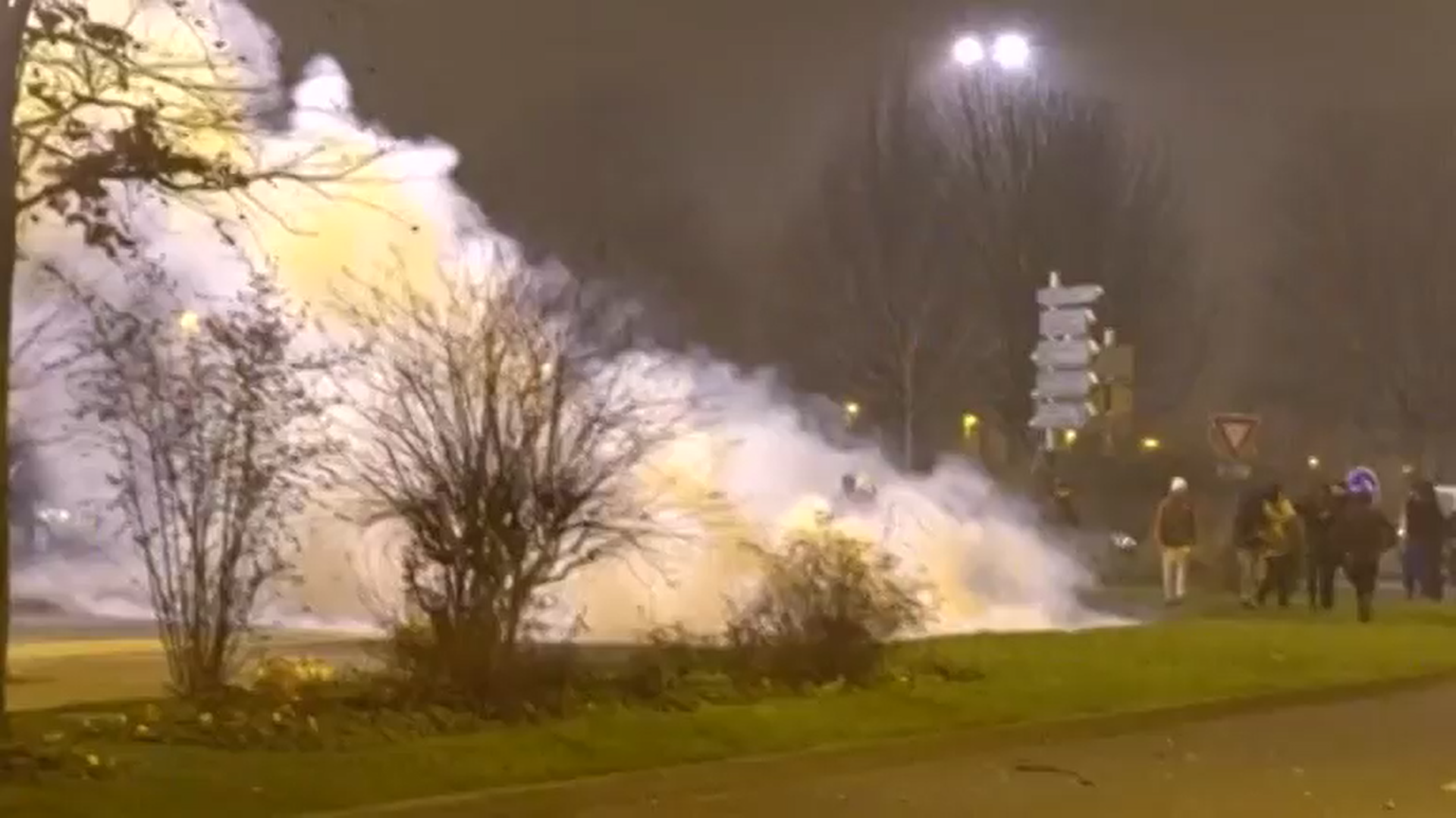 Phap: Bao loan do cao buoc canh sat cuong hiep thanh nien hinh anh