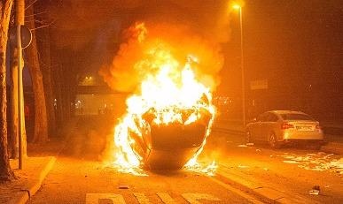 Bao loan o Phap vi canh sat bi to cuong hiep nam thanh nien hinh anh