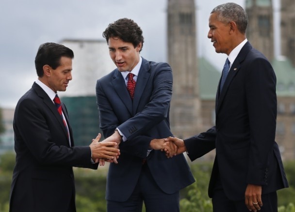 Bat tay - chuyen khong don gian giua cac nha lanh dao hinh anh