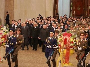 Kim Jong Un vieng lang Kumsusan nhan ngay sinh nhat cha hinh anh